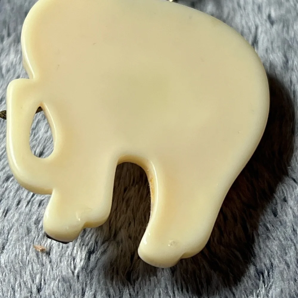 Vintage Ivory Resin Elephant Pendant Necklace 18in